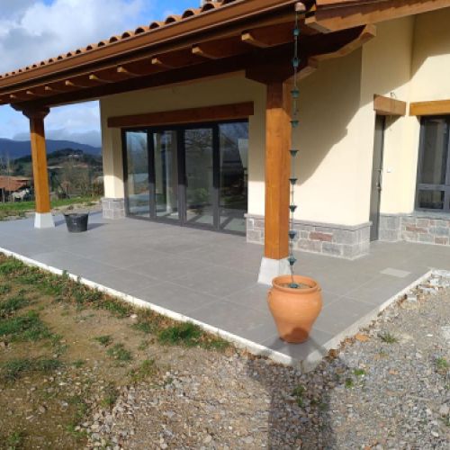 Revestimiento de paredes en reforma de vivienda en Oviedo