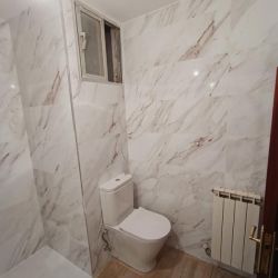 Reforma de baño moderna en vivienda de Oviedo
