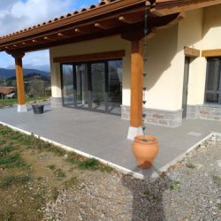 Revestimiento de paredes en reforma de vivienda en Oviedo