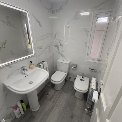 Proyecto de baño reformado por Reformas Lizan en Oviedo