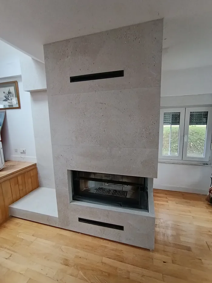 Insertable para chimenea instalado en una reforma de vivienda en Oviedo por Reformas Lizan, mejorando la eficiencia y el confort del hogar.